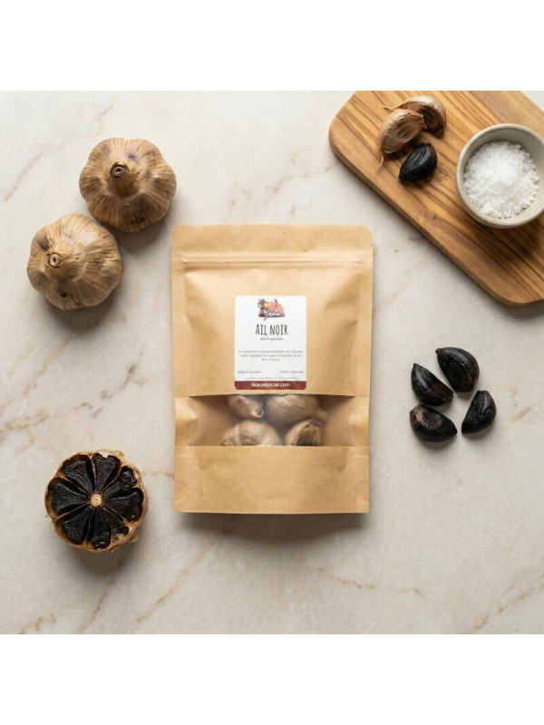 sachet d'ail noir sur la table