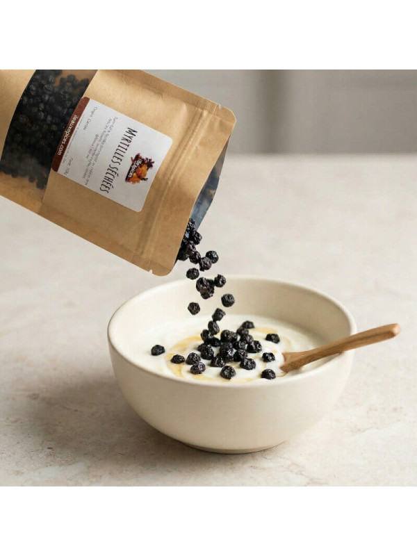 myrtilles séchées versées dans un bol