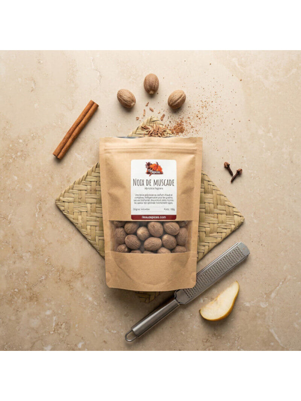 sachet de noix de muscade sur la table