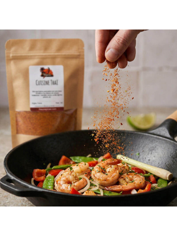 pincée d'épices thai sur des crevettes