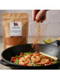 pincée d'épices thai sur des crevettes